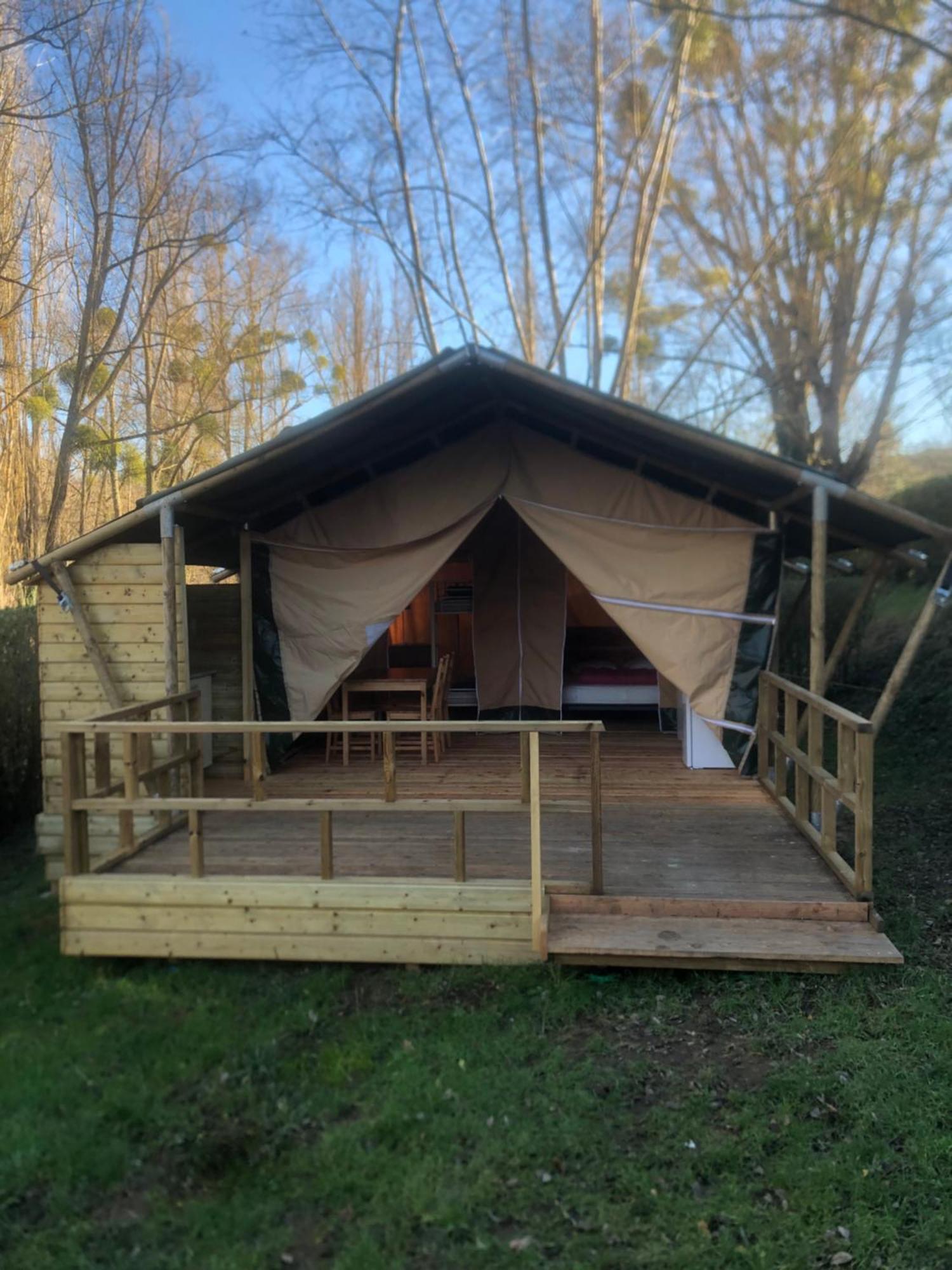 Camping Du Pont De St Gal Saint-Gal-sur-Sioule Екстериор снимка